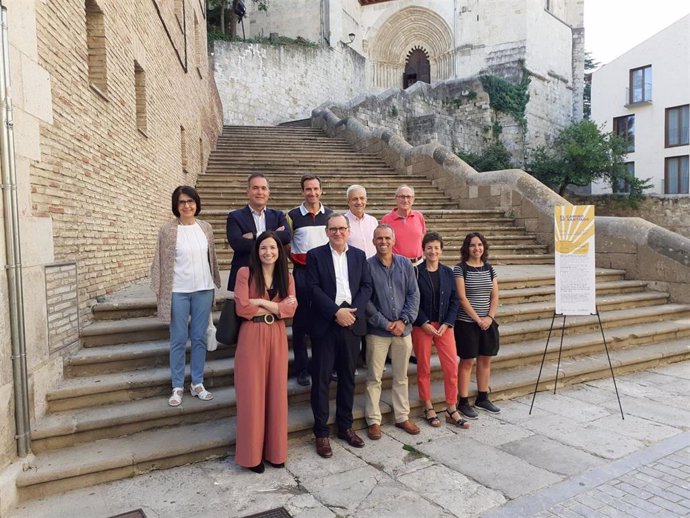 Miembros de la Escuela de Arquitectura de la Universidad de Navarra, de la Dirección General de Turismo de Gobierno de Navarra y de la Asociación de Amigos del Camino de Santiago de Estella que asistieron a la inauguración.