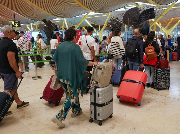 Archivo - Varias personas con maletas en el Aeropuerto Adolfo Suárez-Madrid Barajas, a 1 de septiembre de 2023, en Madrid (España). 