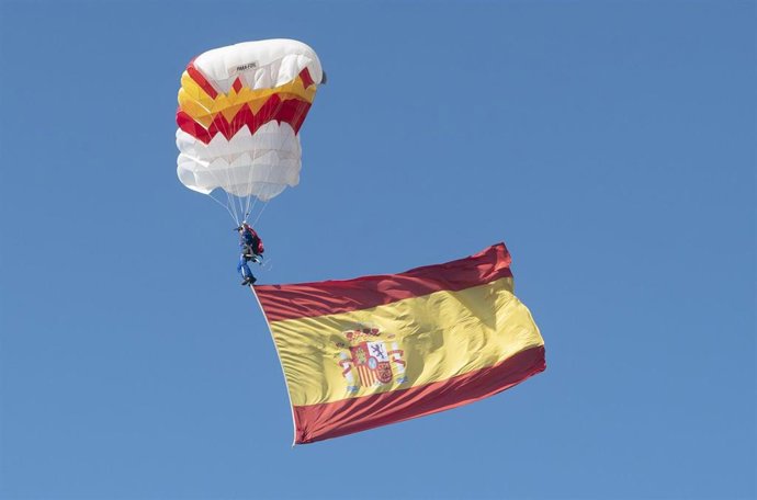 La cabo María del Carmen Gómez Hurtado, que ha sido la primera mujer paracaidista en liderar el desfile del 12-O mientras portaba la bandera de España, durante el desfile del 12 de octubre 'Día de la Fiesta Nacional', 