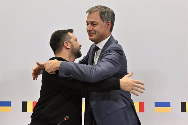 Abrazo entre el presidente de Ucrania, Volodimir Zelenski, y el primer ministro de Bélgica, Alexander de Croo