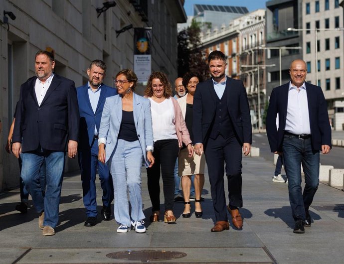 (I-D) El líder de ERC, Oriol Junqueras; los diputados de ERC Francesc-Marc Álvaro; Montserrat Bassa; Pilar Vallugera; Inés Granollers i Cunillera; el portavoz de ERC en el Congreso, Gabriel Rufián y el diputado de ERC Jordi Salvador. Archivo.