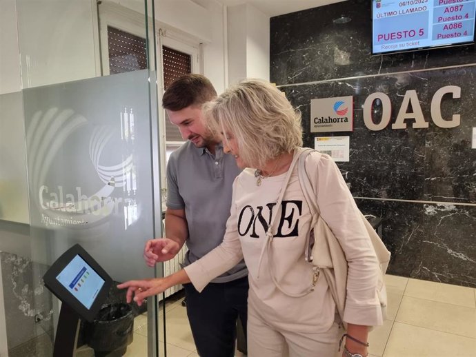 Calahorra coloca cuatro tótems para evaluar los servicios municipales de Urbanismo, Servicios Sociales, la OAC y la OAE