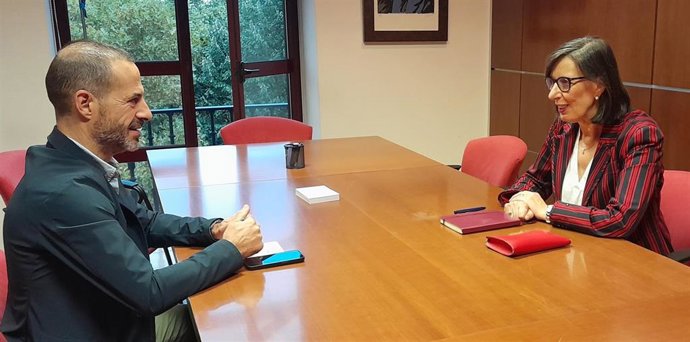 El alcalde de Siero, Ángel García, y la consejera de Transición Ecológica, Industria y Desarrollo Económico, Nieves Roqueñí