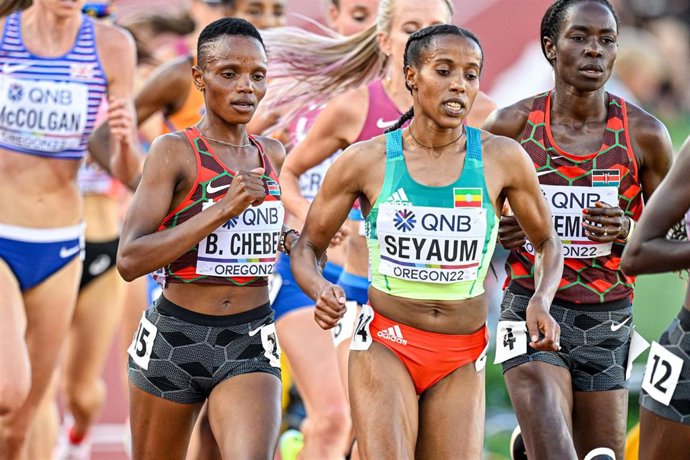 Archivo - Beatrice Chebet junto a la etíope Dawit Seyaum durante los 5.000 metros del Mundial de Atletismo de 2022