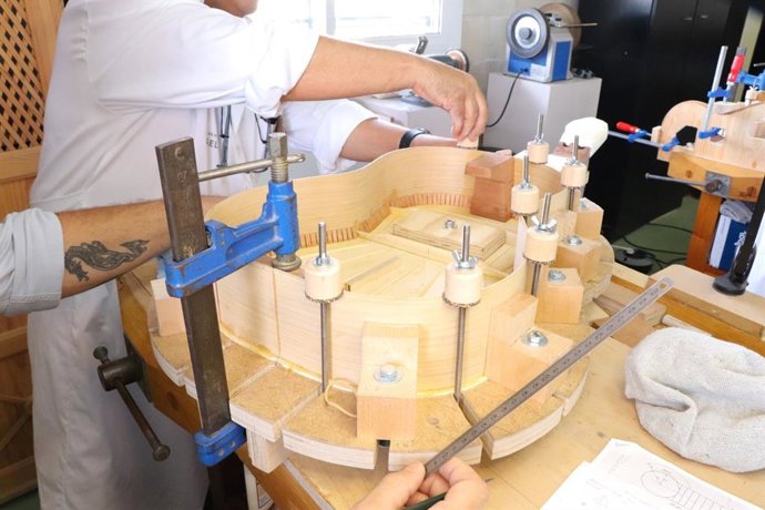 Fabricación de guitarras en uno de los talleres formativos de la Escuela de Artesanos de Gelves (Sevilla), dependiente de la Junta de Andalucía.