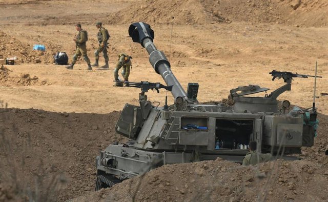 Equipos militares israelíes junto a la frontera de la Franja de Gaza