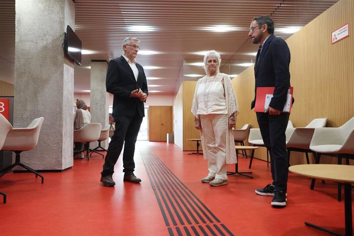 El vicepresidente primero Félix Taberna, la directora del servicio de Gobierno Abierto y Atención a la Ciudadanía, Itziar Ayerdi, y el director general de Presidencia, Gobierno Abierto y Relaciones con el Parlamento de Navarra, Joseba Asiáin.