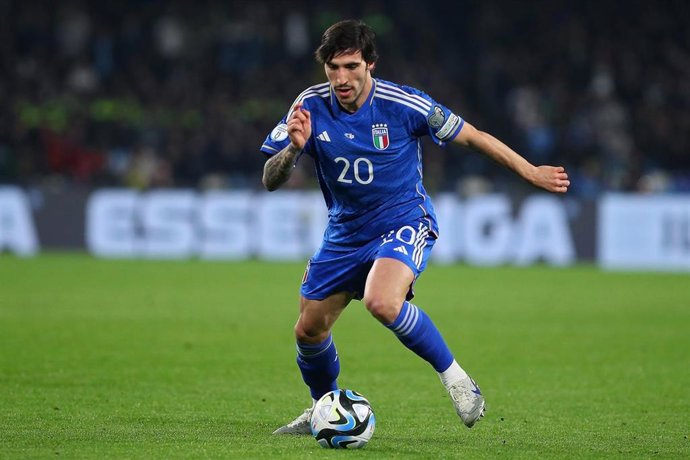 Archivo - El jugador italiano Sandro Tonali en un partido internacional con Italia