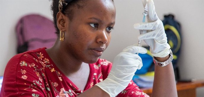 Archivo - Vacunación contra la malaria con la vacuna 'R21/Matrix-M', desarrollada por la Universidad de Oxford, en un hospital de Tanzania.