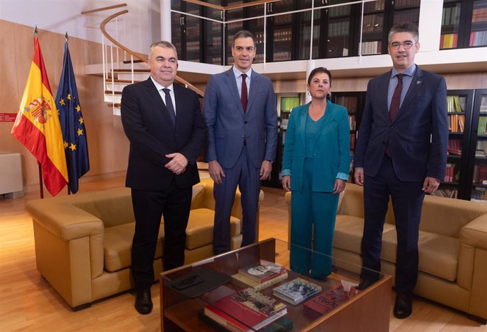 El secretario de Organización del Partido Socialista, Santos Cerdán y el presidente del Gobierno en funciones, Pedro Sánchez, reciben a la portavoz de EH Bildu en el Congreso de los Diputados, Mertxe Aizpurua y al senador de EH Bildu Gorka Elejabarrieta