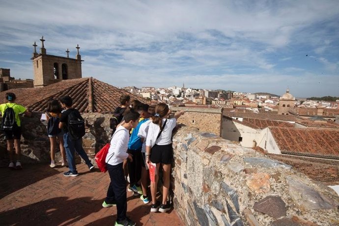 Escolares visitan uno de los edificios de la Diputación de Cáceres durante una jornada de puertas abiertas de la institución.