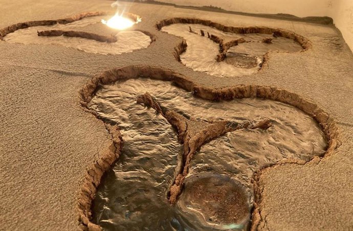 Los investigadores intentaron fundir el polvo lunar simulado en losas de diferentes formas que podrían unirse para formar una superficie pavimentada.