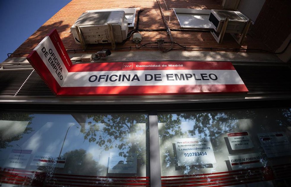 Fachada de una oficina de empleo, a 10 de octubre de 2023, en Madrid (España)