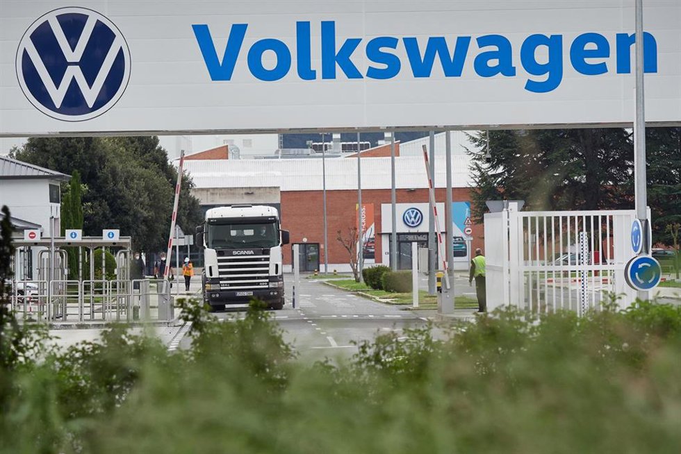 Archivo - Vista de la puerta principal de la fábrica de Volkswagen Navarra