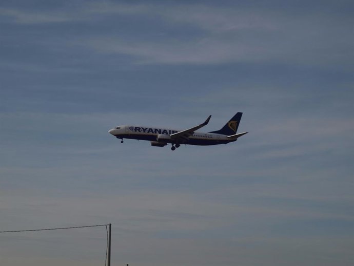 Archivo - Imagen de un avión