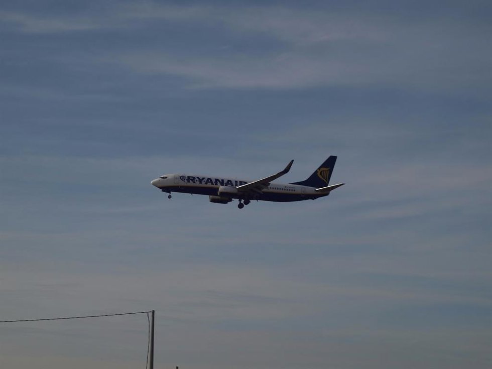 Archivo - Imagen de un avión