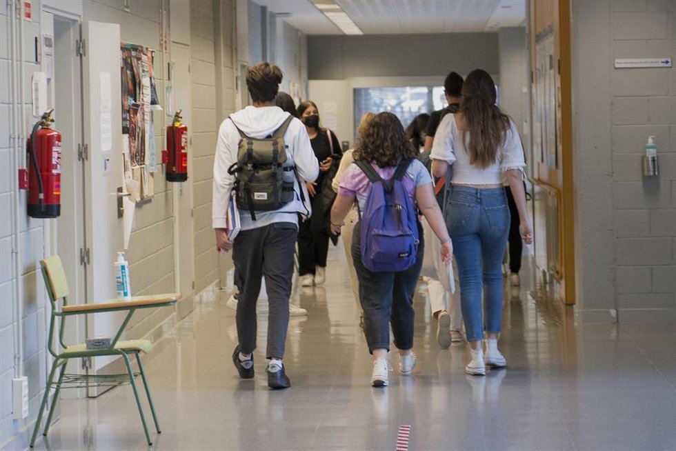 Archivo - Un grupo de estudiantes entra a un aula.