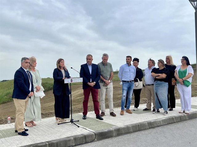 La presidenta, María José Sáenz de Buruaga, el consejero de Fomento, Roberto Media, y la alcaldesa de Polanco, Rosa Díaz, presentan el plan de viviendas sociales de alquiler