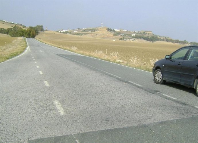 Archivo - Imagen de una carretera de acceso a Carmona