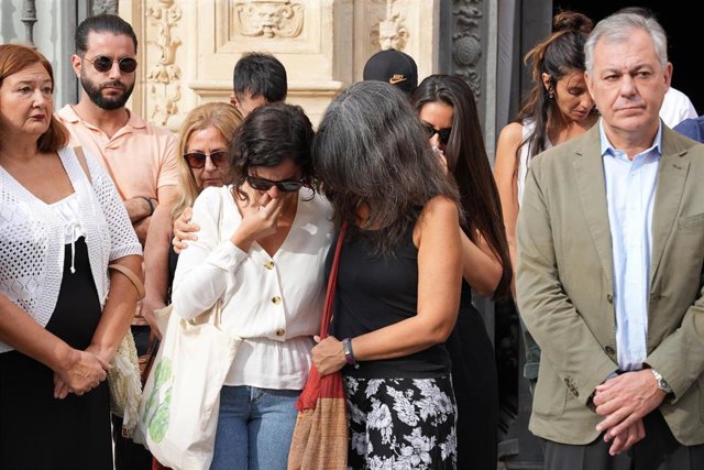 El alcalde de Sevilla, José Luis Sanz, acompañado por los familiares de Maya Villalobo durante los cinco minutos de silencio en la puerta del Ayuntamiento, a 12 de octubre de 2023, en Sevilla, (Andalucía, España). 