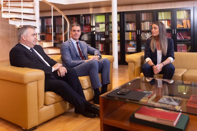 (I-D) El secretario de Organización del Partido Socialista, Santos Cerdán y el presidente del Gobierno en funciones, Pedro Sánchez, reciben a la diputada de Junts, Miriam Nogueras, durante su ronda de contactos, a 13 octubre de 2023, en Madrid (España). E