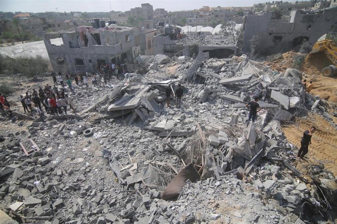 October 12, 2023, Rafah, Gaza Strip, Palestinian Territory: Palestinian search the rubble of destroyed buildings following an Israeli strike, as battles between Israel and the Hamas movement continue for the sixth consecutive day in the city of Rafah, i