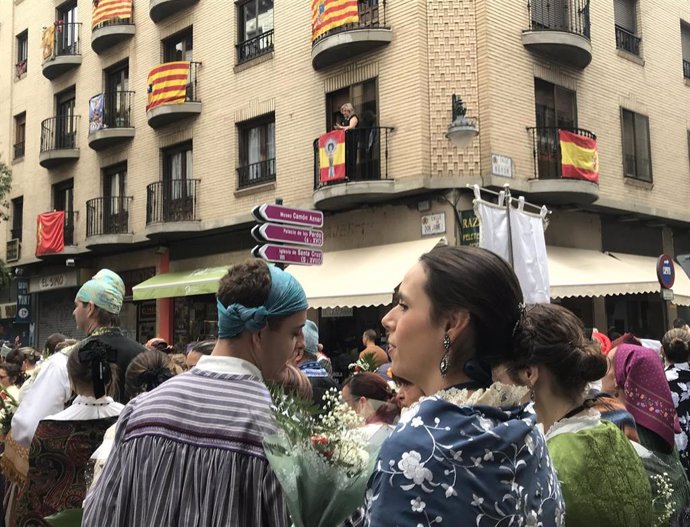 Baturra en Ofrenda de Flores a la virgen del Pilar con los balcones engalanados en Zaragoza