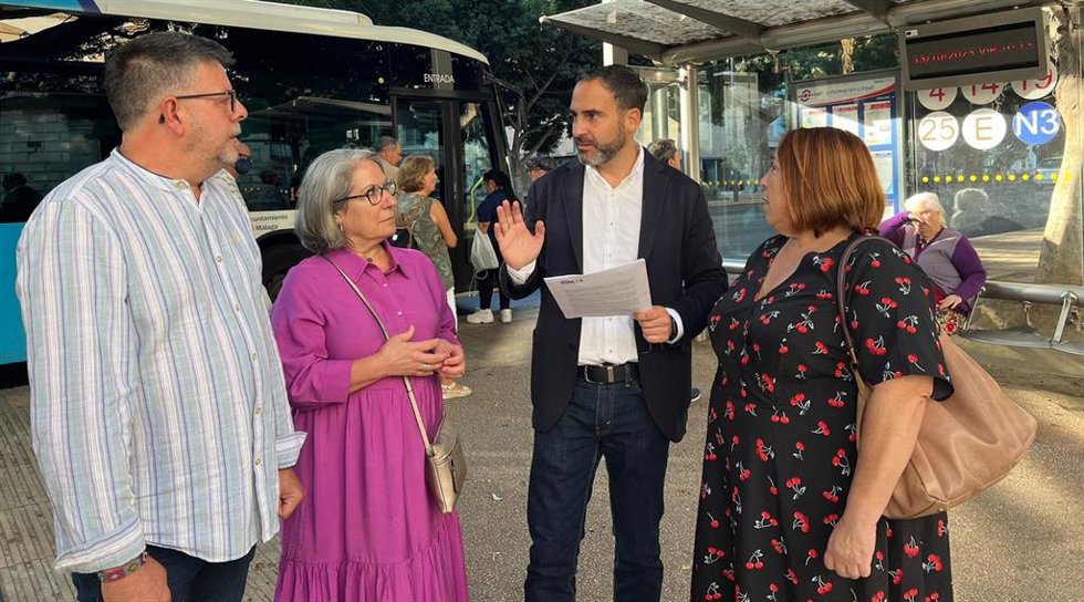 El portavoz socialista en el Ayuntamiento de Málaga, Daniel Pérez, junto con los concejales del PSOE Carmen Martín, Mari Carmen Sánchez, Rosa del Mar Rodríguez y Jorge Quero