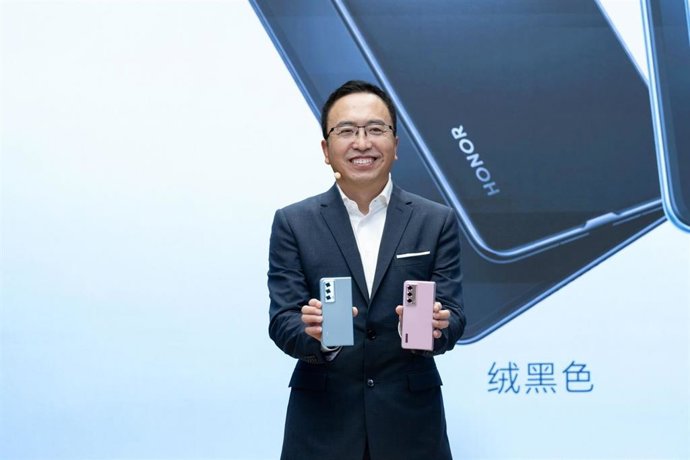 El director ejecutivo de HONOR, George Zhao, con el nuevo HONOR Magic Vs2