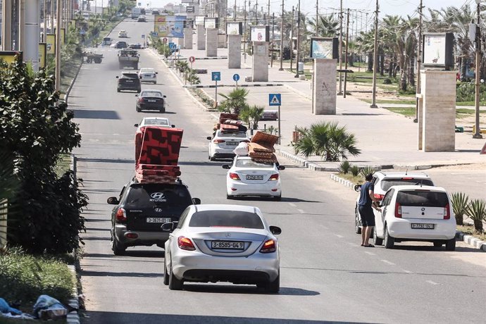 13 October 2023, Palestinian Territories, Gaza City: Palestinians flee to safer areas following Israeli air strikes. Israel's military on Friday called for the evacuation of civilians from Gaza City for their "safety and protection." Photo: Mohammed Tal