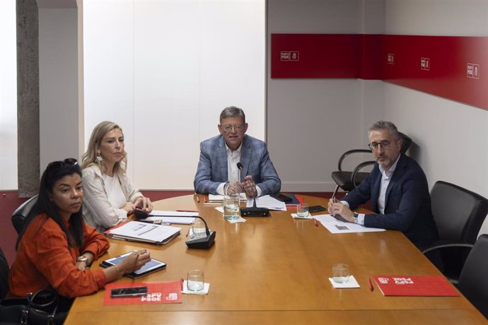 (I-D) La diputada en Corts, Yaissel Sánchez; la senadora del PSPV, Rocío Briones; el secretario general del PSPV-PSOE, Ximo Puig, y el conseller de Hacienda en funciones, Arcadi España.