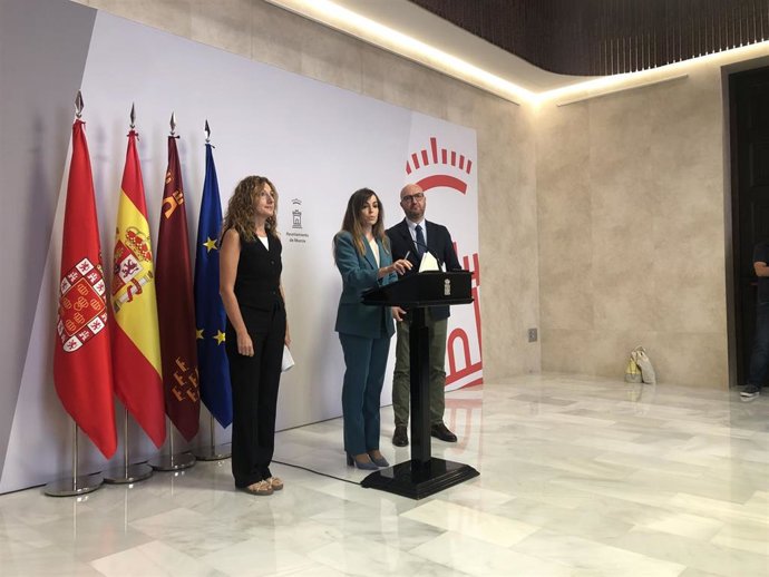 La vicealcaldesa y portavoz del Equipo de Gobierno, Rebeca Pérez, acompañada de los ediles Ascensión Carreño y José Francisco Muñoz