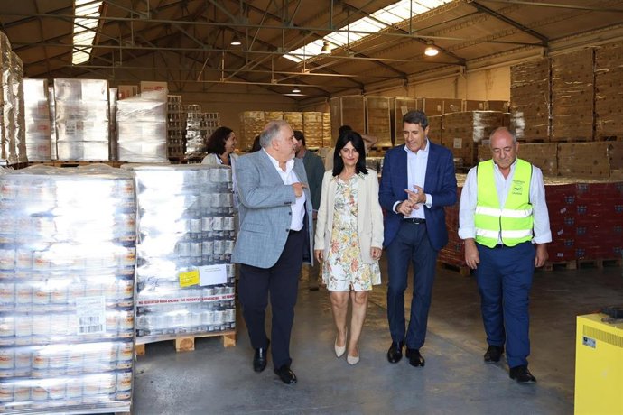 El delegado del Gobierno de España en Andalucía, Pedro Fernández, ha visitado este viernes uno de los almacenes de Cruz Roja que participa, junto con Banco de Alimentos, en el 'Programa 2023 de ayuda alimentaria a las personas más desfavorecidas'.