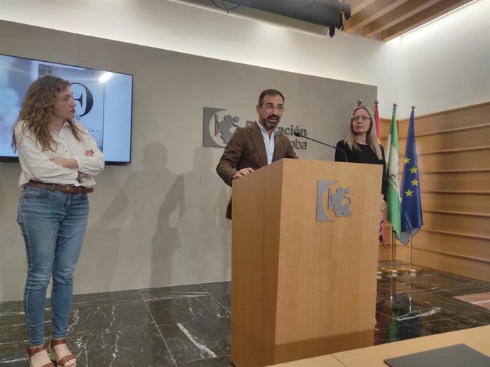 Félix Romero (centro), interviene en la presentación de Disoñamos, entre Elena Quiles y María de los Ángeles Zamora.
