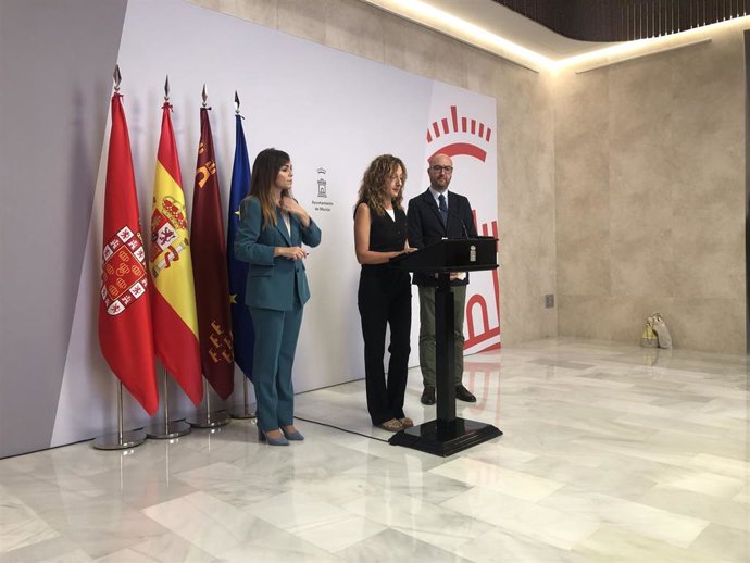 La concejal Ascención Carreño, junto con la portavoz del equipo de Gobierno, Rebeca Pérez; y el concejal José Francisco Muñoz