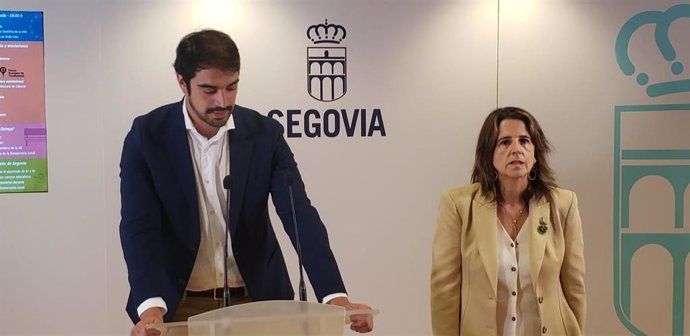 El concejal de Barrios, Gabriel Cobos, con la Defensora de la Ciudadanía, Paloma Serrano