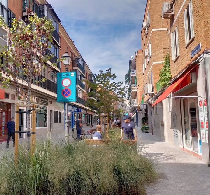 La calle Condesa Vega del Pozo, en Vicálvaro, tras ser reformada