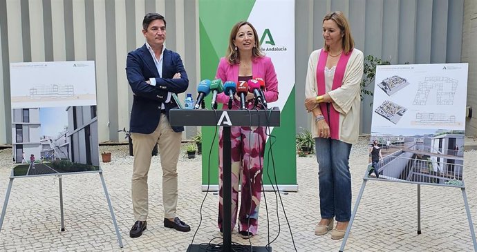 La delegada del Gobierno andaluz en Málaga en rueda de prensa en la sede de la Agencia de Vivienda y Rehabilitación de Andalucía (AVRA) junto con el gerente y de la delegada territorial de Fomento, Articulación del Territorio y Vivienda