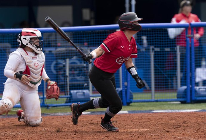 Archivo - 27 July 2021, Japan, Yokohama: Canada's Kelsey Harshman (R) in action during the Women's Softball Bronze Medal Game between Canada and Mexico at the Yokohama Baseball Stadium, part of the Tokyo 2020 Olympic Games. Photo: -/The Canadian Press v