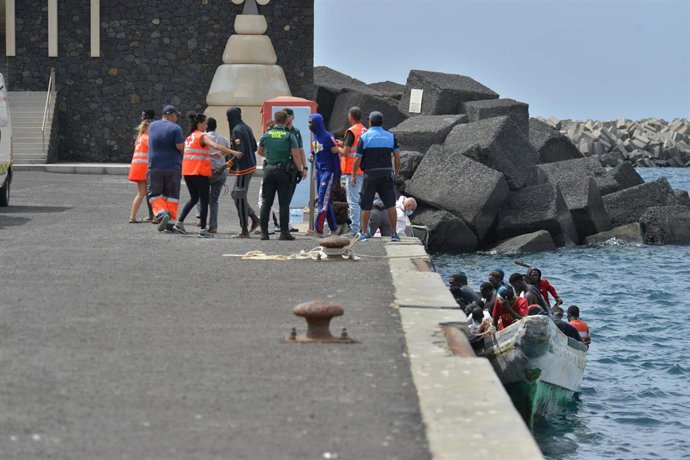 Varias personas llegan en barco al muelle de La Restinga, a 4 de octubre de 2023, en El Hierro, Islas Canarias (España).