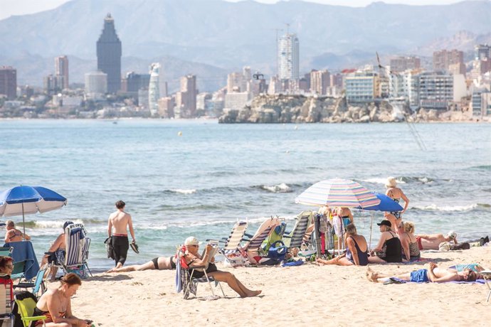 Archivo - Numerosas personas se bañan y toman el sol en la playa de Poniente, a 11 de marzo de 2023, en Benidorm, Alicante, Comunidad Valenciana (España).  