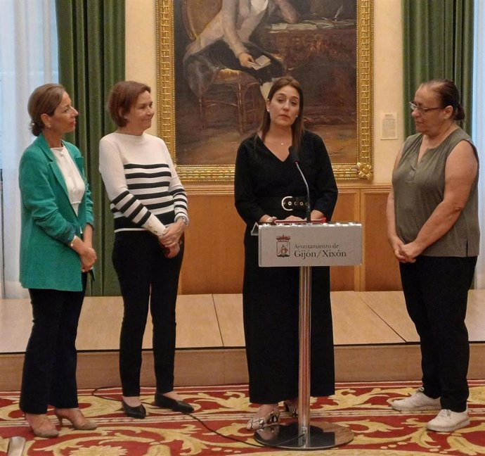 De izda a dcha: concejala de Servicios Sociales, Ángeles Fernández-Ahúja, alcaldesa de Gijón, Carmen Moriyón,  tesorera de la Asociación Española Contra el Cáncer de Mama Metastásico, Marta García Fernández-Ahúja y concejala socialista Natalia González.