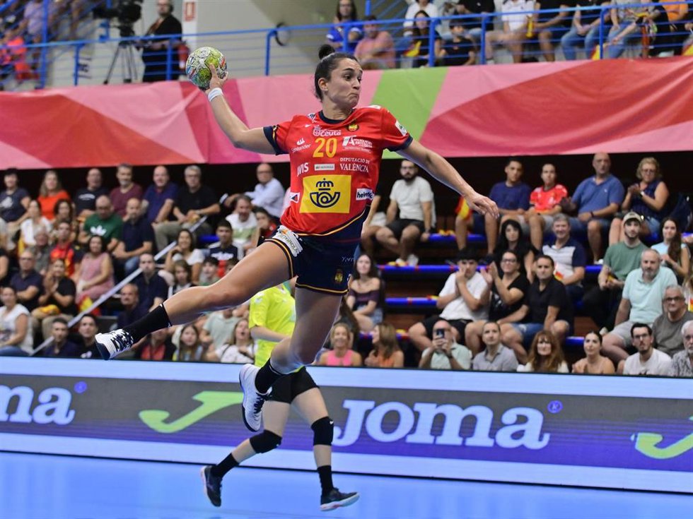Amaia González de Garibay intenta un lanzamiento en un partido de la selección española