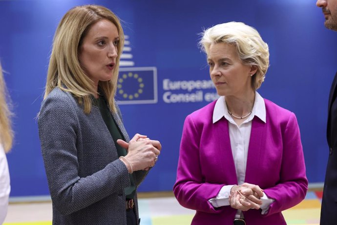 Archivo - HANDOUT - 30 May 2022, Belgium, Brussels: European Commission President Ursula Von der Leyen (R) talks with European Parliament chairwoman Roberta Metsola during the special meeting of the European Council at the European Union headquarters. P