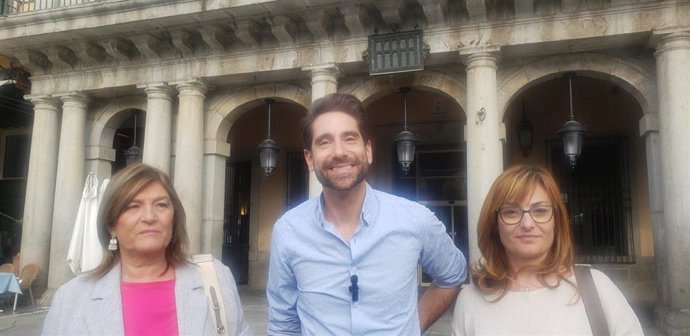 El concejal Miguel Merino con dos compañeras de su grupo municipal socialista, ante el Ayuntamiento de Segovia