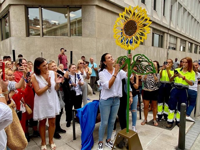 Familiares y vecinos del Barrio Pesquero rinden un homenaje al joven de 17 años fallecido en un accidente de moto en 2022.