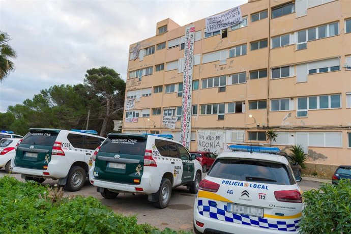 Archivo - Varios vehículos de Guardia Civil y Policía en el desalojo forzoso de las familias que viven en los apartamentos Don Pepe.