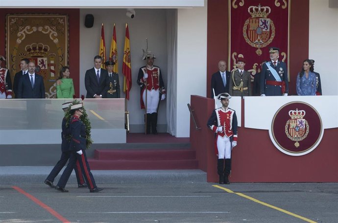 (I-D) En la tribuna de la izquierda, el presidente del Senado, Pedro Rollán; la ministra de Transporte, Movilidad y Agenda Urbana en funciones, Raquel Sánchez y el presidente del Gobierno en funciones, Pedro Sánchez.