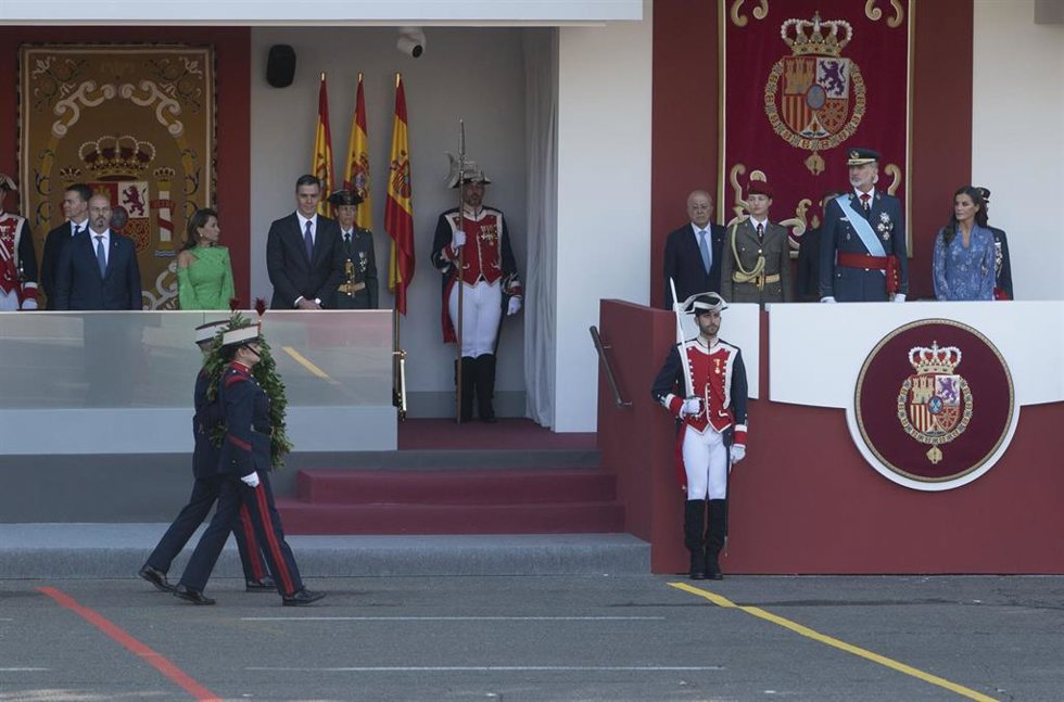 (I-D) En la tribuna de la izquierda, el presidente del Senado, Pedro Rollán; la ministra de Transporte, Movilidad y Agenda Urbana en funciones, Raquel Sánchez y el presidente del Gobierno en funciones, Pedro Sánchez.