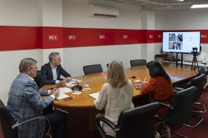 El secretario general del PSPV-PSOE, Ximo Puig (1i), preside un encuentro junto a los responsables de las áreas en el partido y el grupo socialista en Les Corts Valencianes, a 13 de octubre de 2023, en Valncia. 